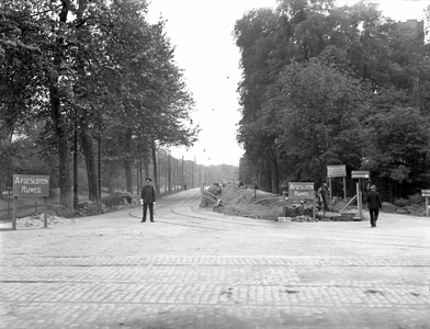 41912 Afbeelding van de bestratingswerkzaamheden in de Catharijnesingel te Utrecht, ter hoogte van de Willemsbrug: ...